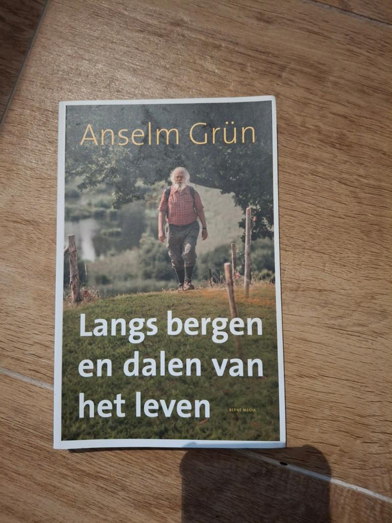 Anselm Grun - Langs bergen en dalen van het leven, Ophalen of Verzenden, Zo goed als nieuw, Anselm Grun