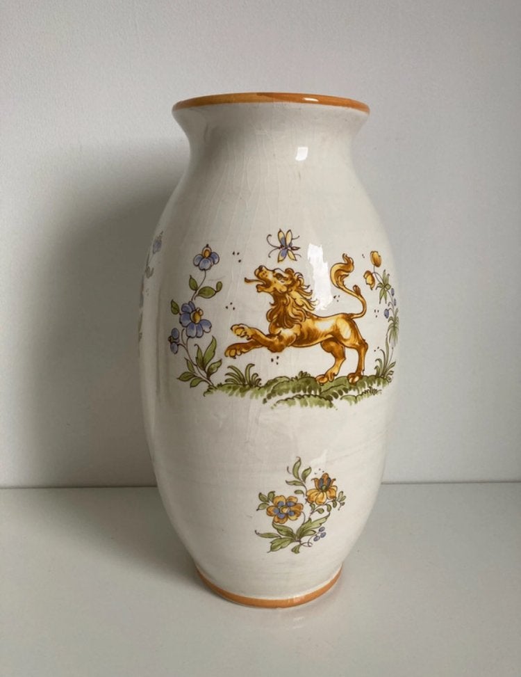 Moustiers faience vaas met heraldische leeuw, Antiek en Kunst, Ophalen of Verzenden