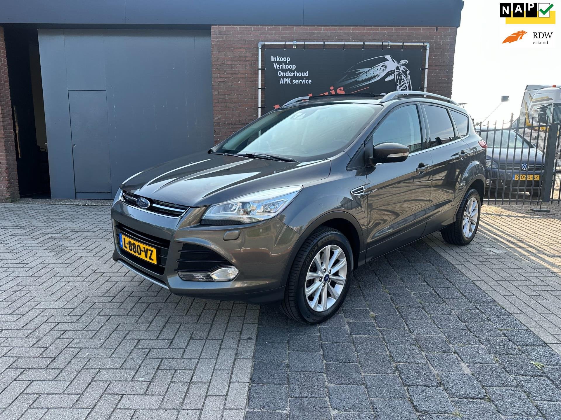 Ford Kuga 1.5 Titanium Styling Pack 4WD Automaat Pano-Dak, Auto's, Automaat, Dealer onderhouden, 4 cilinders, 1850 kg