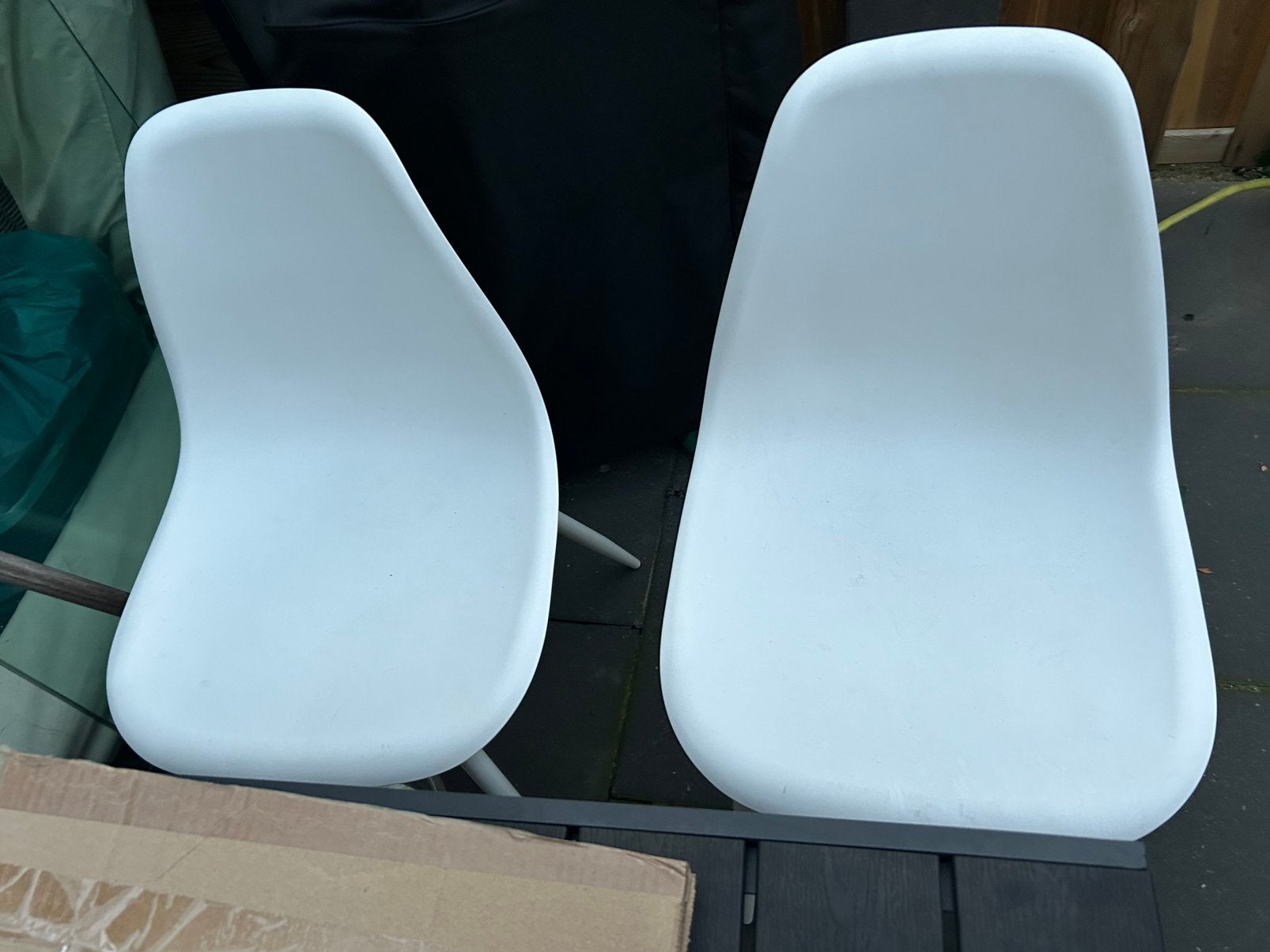 2 witte kuipstoelen, Ophalen, Zo goed als nieuw, Kunststof