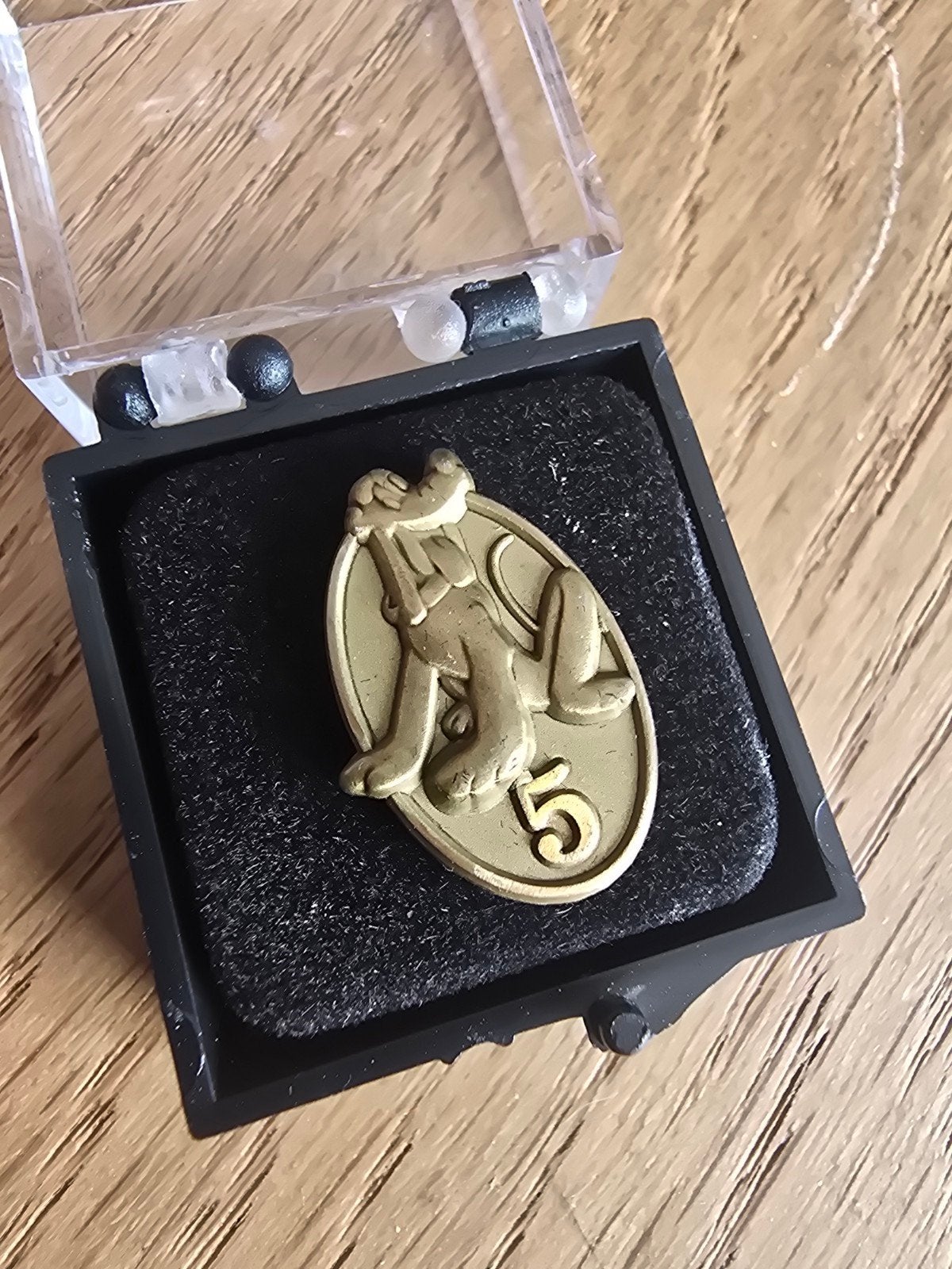 pluto pin, Verzenden, Nieuw, Figuurtje, Speldje of Pin
