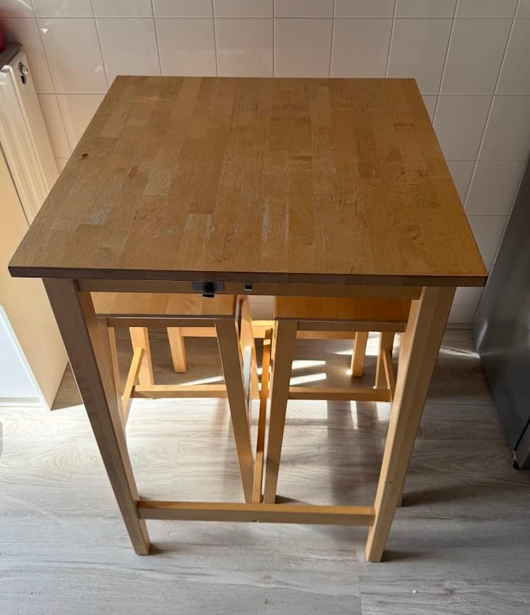 Barset Ikea BOSSE tafel en 2 barkrukken massief hout, Huis en Inrichting, Barkrukken, Ophalen, Gebruikt, 60 tot 90 cm, Hout