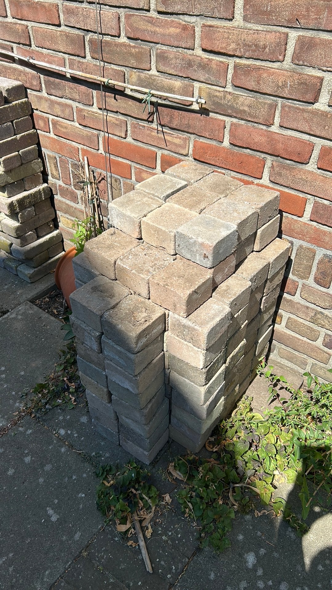 165 gekleurde betonklinkers vierkant 63 langwerpig, Ophalen of Verzenden, Zo goed als nieuw, Beton, Klinkers