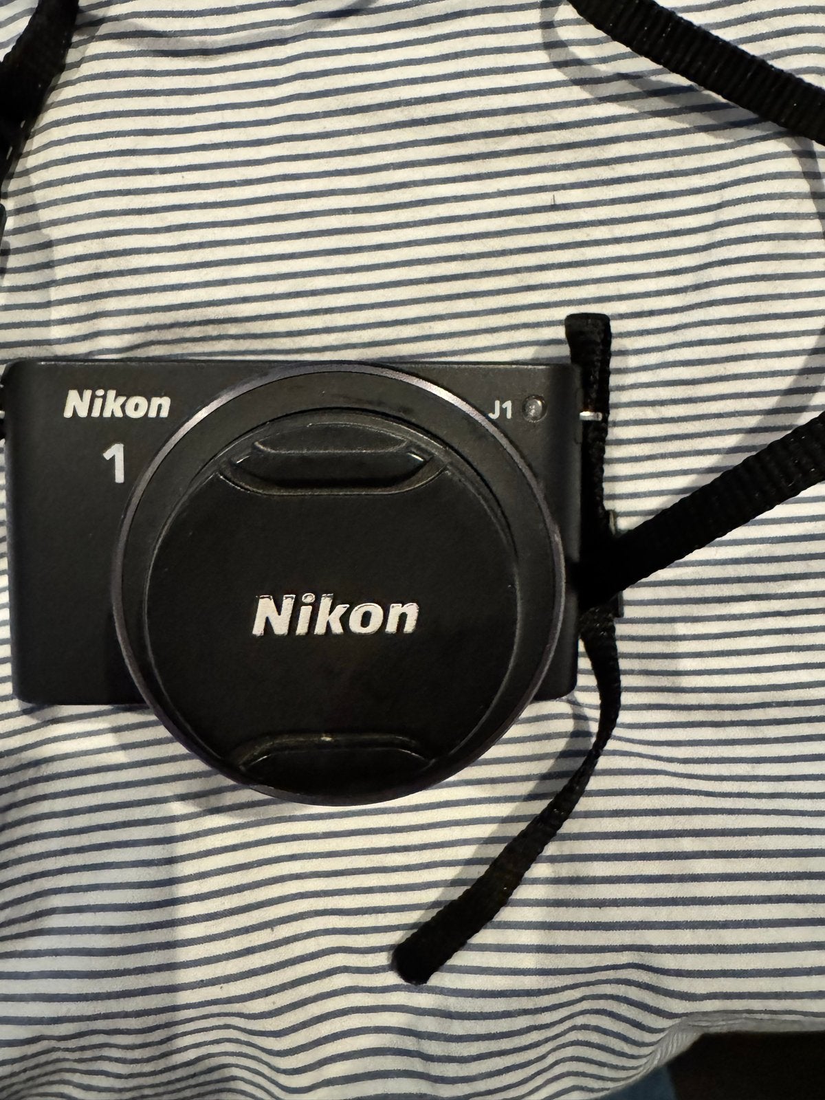 Nikon 1 J1 Systeemcamera met 10-30mm lens en accessoires, Ingebouwde flitser, Gebruikt, Ophalen of Verzenden, Accu