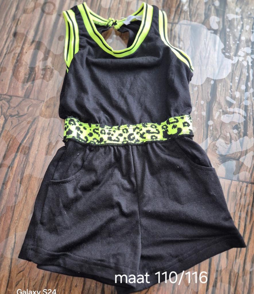 Zwart jumpsuit met neon details maat 110/116, Kinderen en Baby's, Kinderkleding | Maat 110, Gebruikt, Meisje, Ophalen of Verzenden