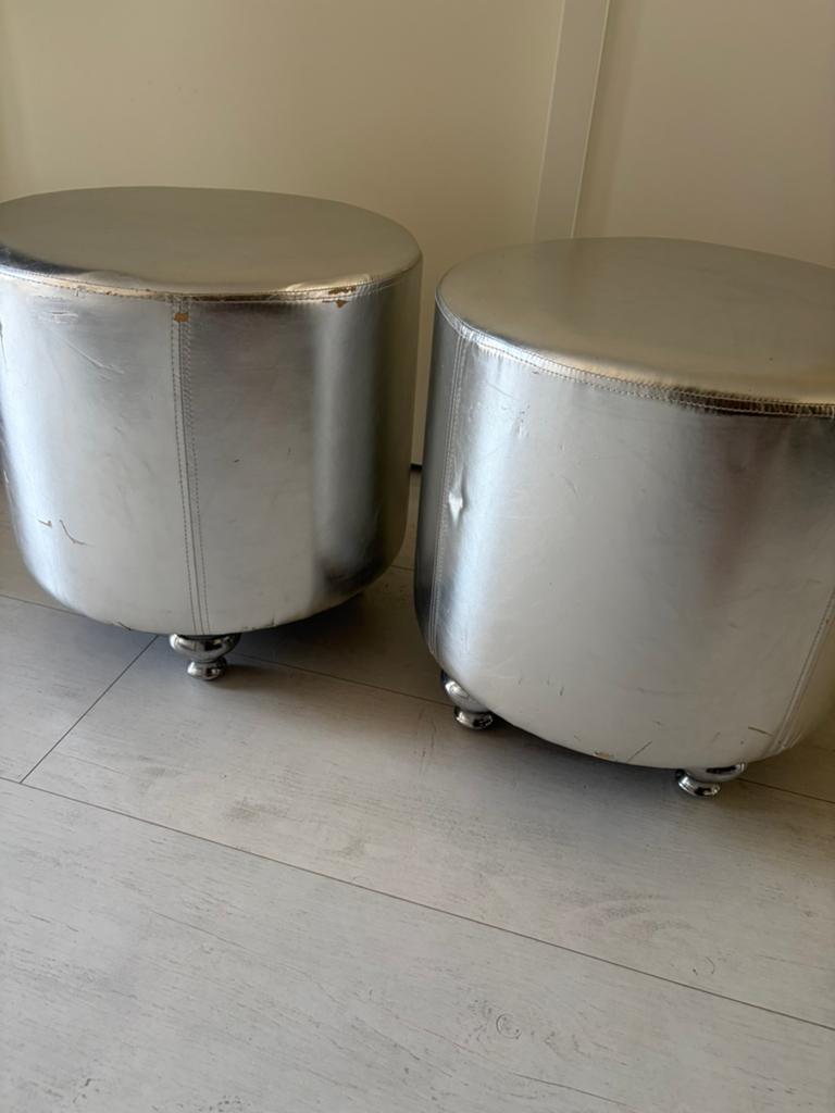 Opknappers 2x poef zilver met mooie zilveren pootjes, Ophalen, Gebruikt, Rond, Minder dan 50 cm