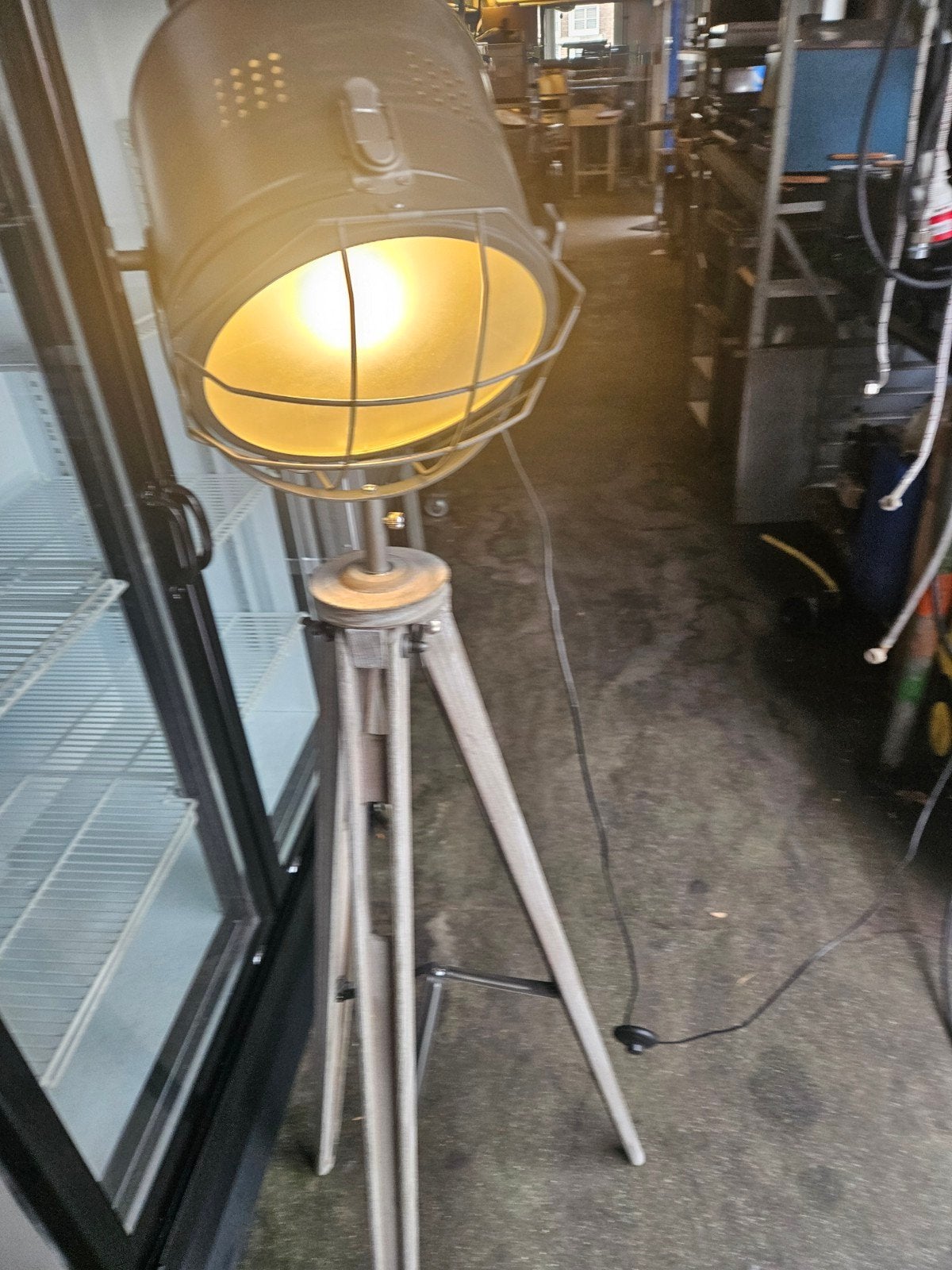 Industriële staande lamp op houten driepoot, Ophalen, Gebruikt, E27 (groot), Industrieel, Vintage