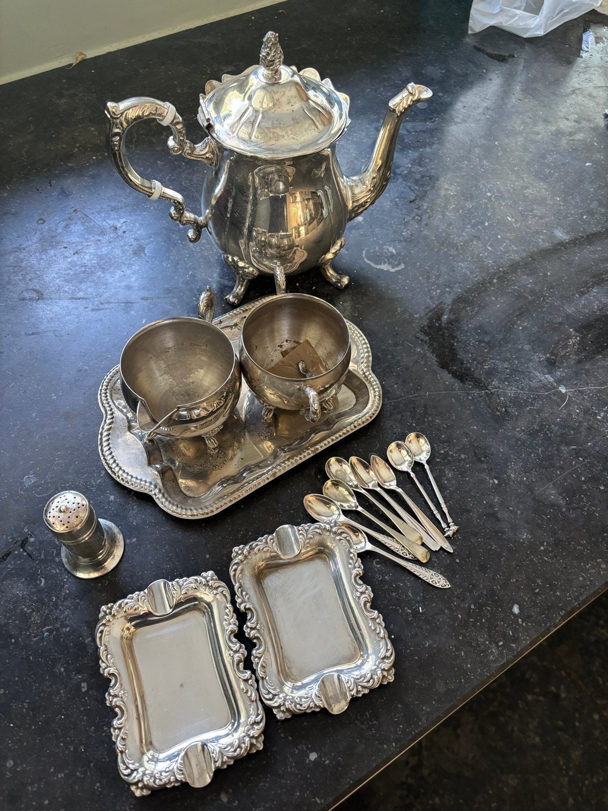Verzilverde theepot, asbakken, lepeltjes en zoutvat set, Ophalen of Verzenden, Zilver