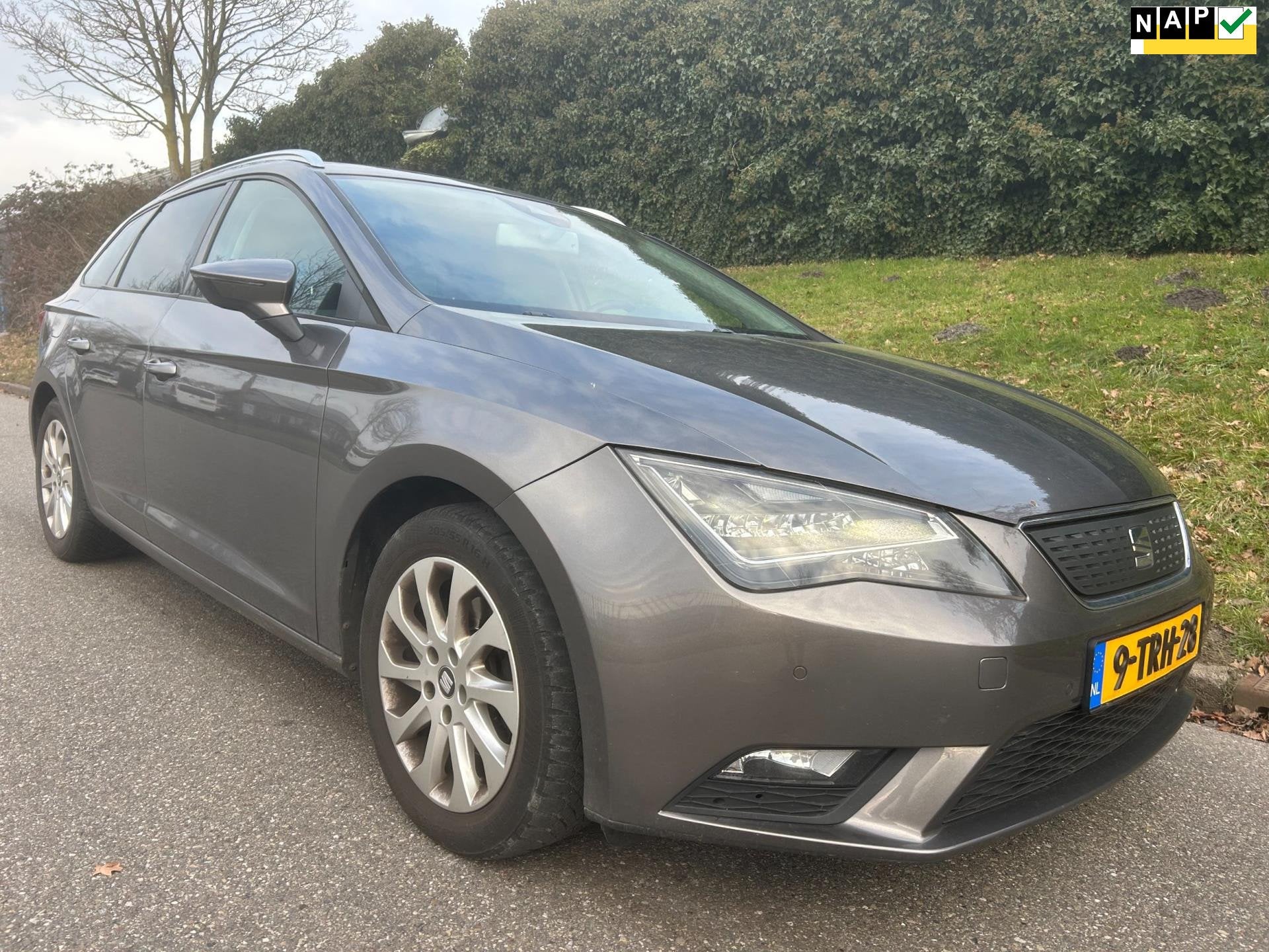 Seat Leon ST 1.6 TDI Style Busines - Navi - Clima - Cruise, Auto's, Euro 5, Gebruikt, Zwart, 4 cilinders