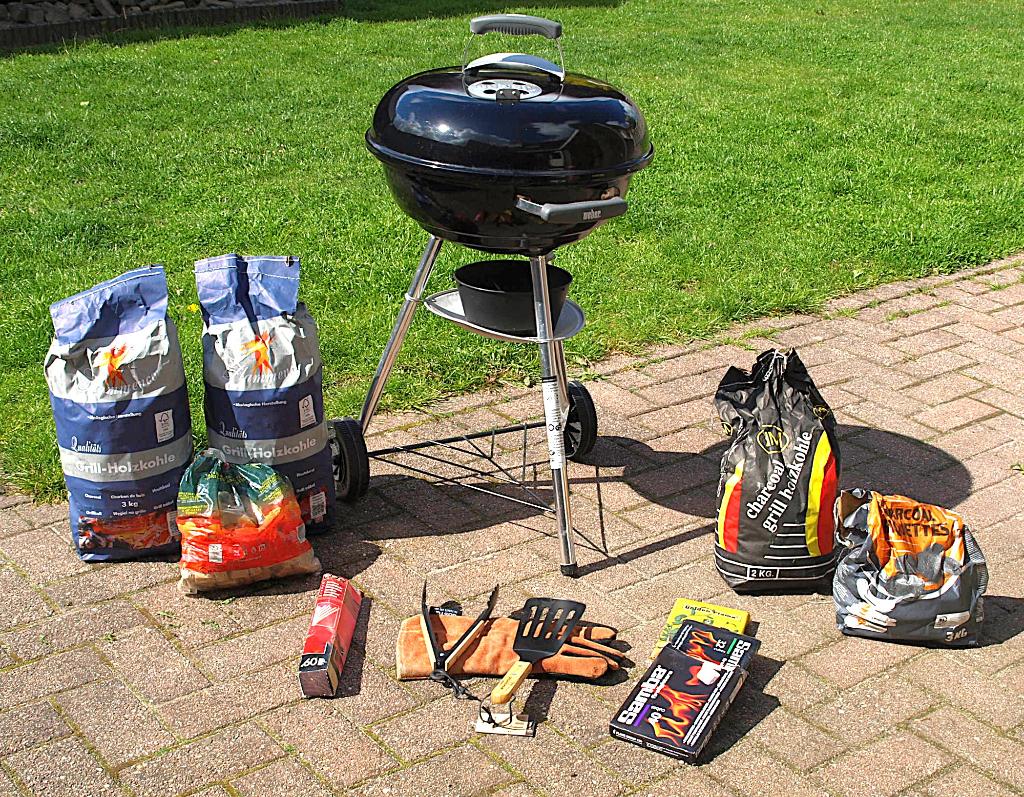 Weber bbq met houtskool gereedschap aanmaakblokjes enz...., Tuin en Terras, Ophalen, Gebruikt, Weber, Met accessoires