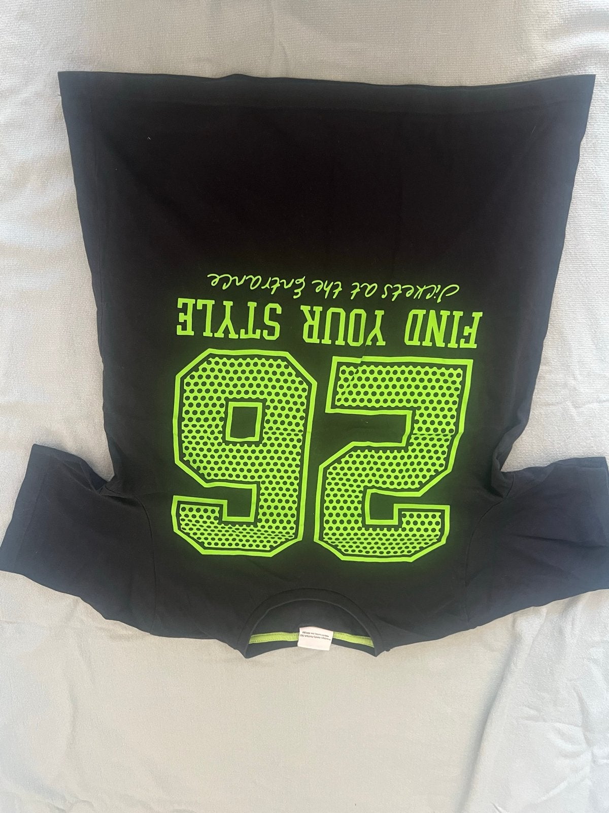 Zwart T-shirt met neon groene opdruk - Yigga (maat 146/152), Ophalen of Verzenden, Gebruikt, Jongen of Meisje, Shirt of Longsleeve