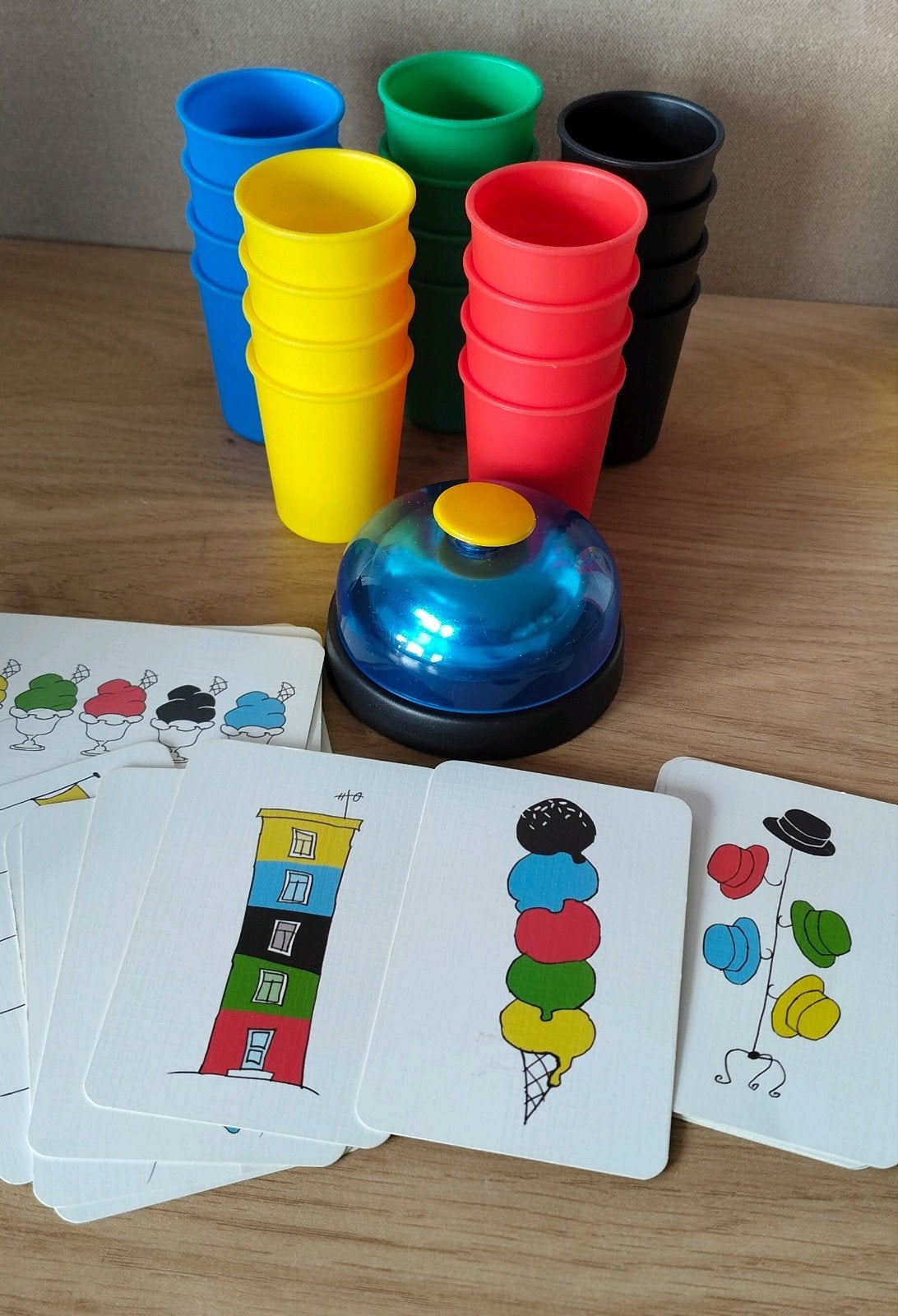 Stapelgekke Speed Cups - Snel reactiespel voor jong en oud, Drie of vier spelers, Verzenden, Zo goed als nieuw, 999 Games