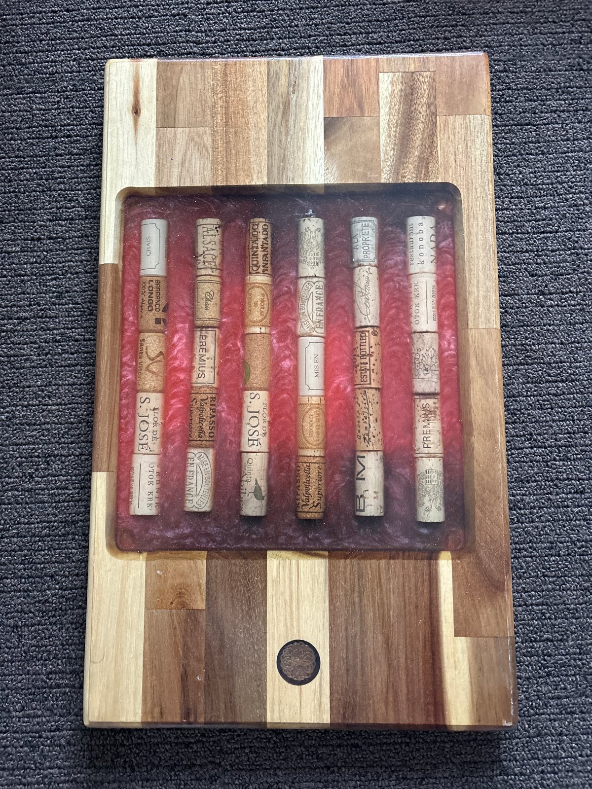 Unieke epoxy hardhout snijplank met wijnkurken, Hout, Snij-/serveerplank, Nieuw, Ophalen of Verzenden