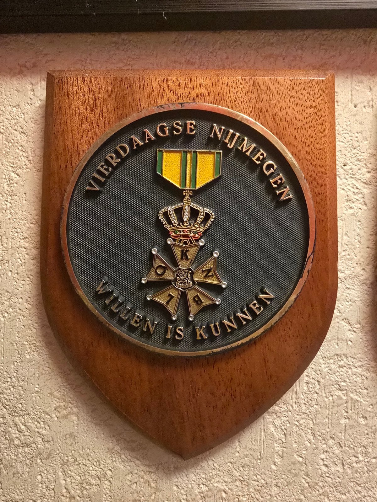 GEZOCHT wapenschild vierdaagse, Verzamelen, Ophalen of Verzenden, Landmacht, Nederland, Embleem of Badge