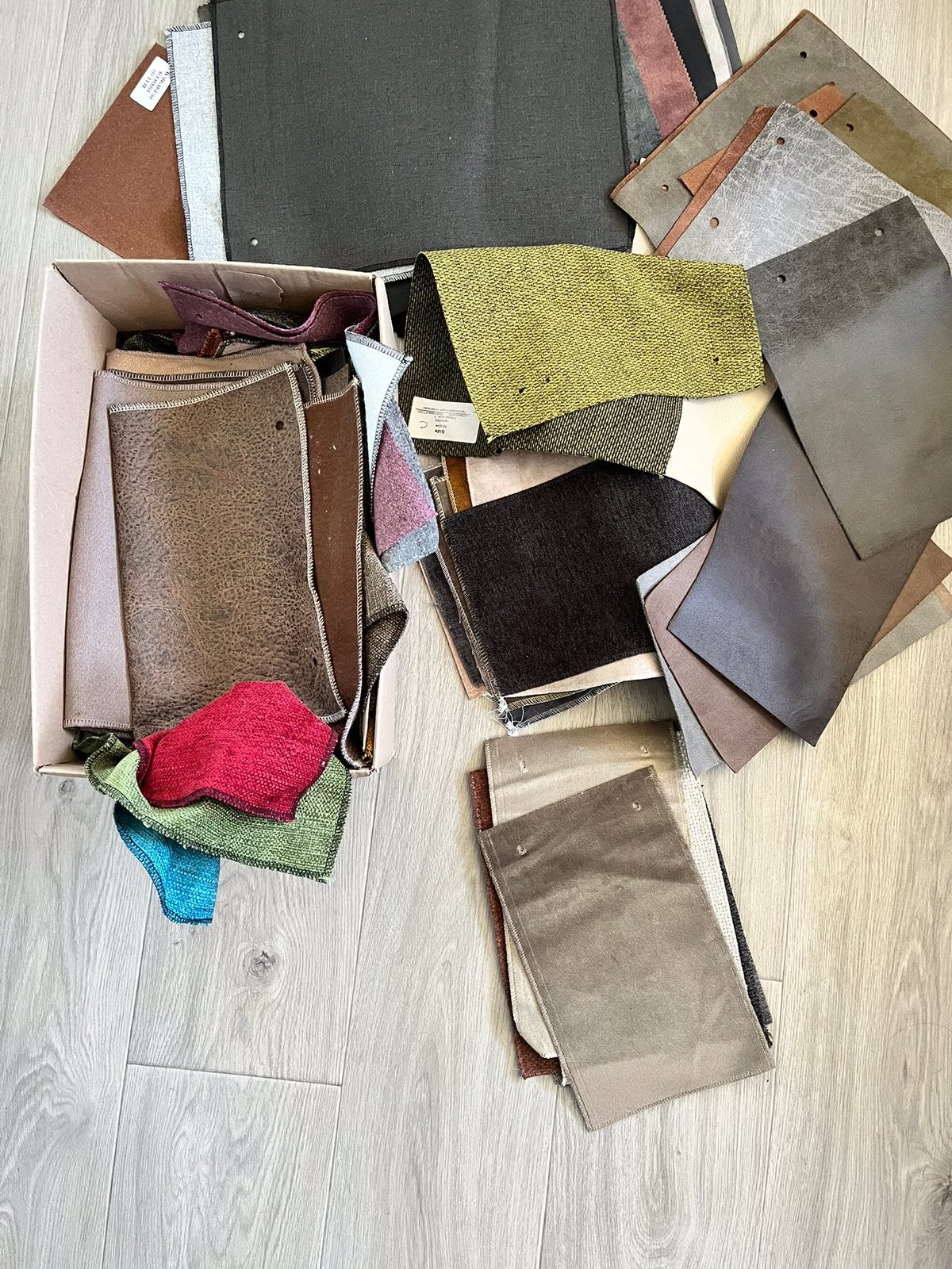 Een doos vol met verschillenden lappen, Hobby en Vrije tijd, Stoffen en Lappen, Overige kleuren, Leer of Kunstleer, Ophalen of Verzenden