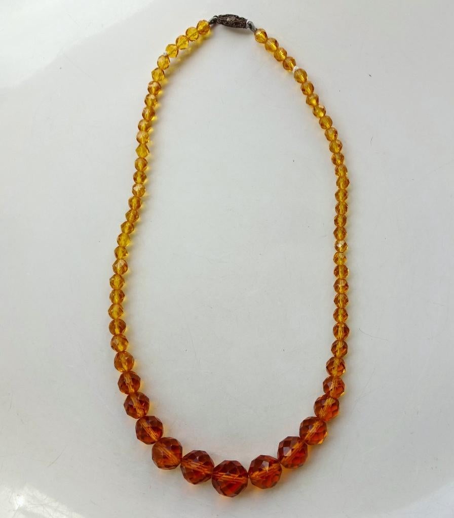 Jaren '30 - '50 kralen ketting: gefacetteerd amber glas, Ophalen of Verzenden, Overige materialen, Ketting