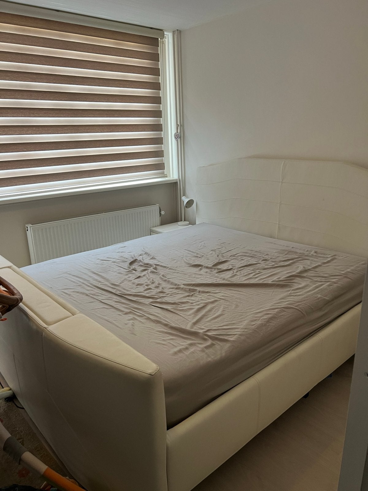 VANDAAG OPHALEN! 2-persoons leren bed incl uitschuifbare TV, Ophalen of Verzenden, Zo goed als nieuw, Tweepersoons