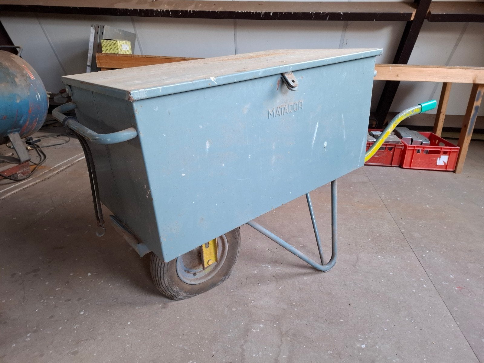 Matador gereedschap kruiwagen, Ophalen