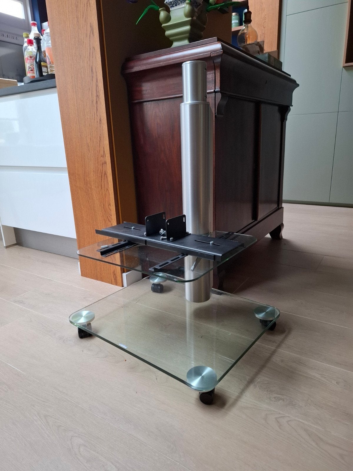 TV meubel op wielen met draaibaar scherm, Ophalen, Gebruikt, 50 tot 100 cm, Glas