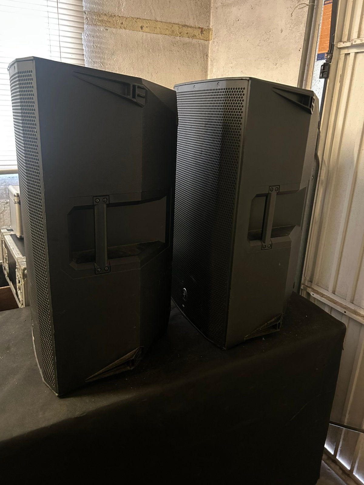 2 x mackie thump 15a actieve speaker. €499,-, Ophalen, Zo goed als nieuw, Hard kunststof