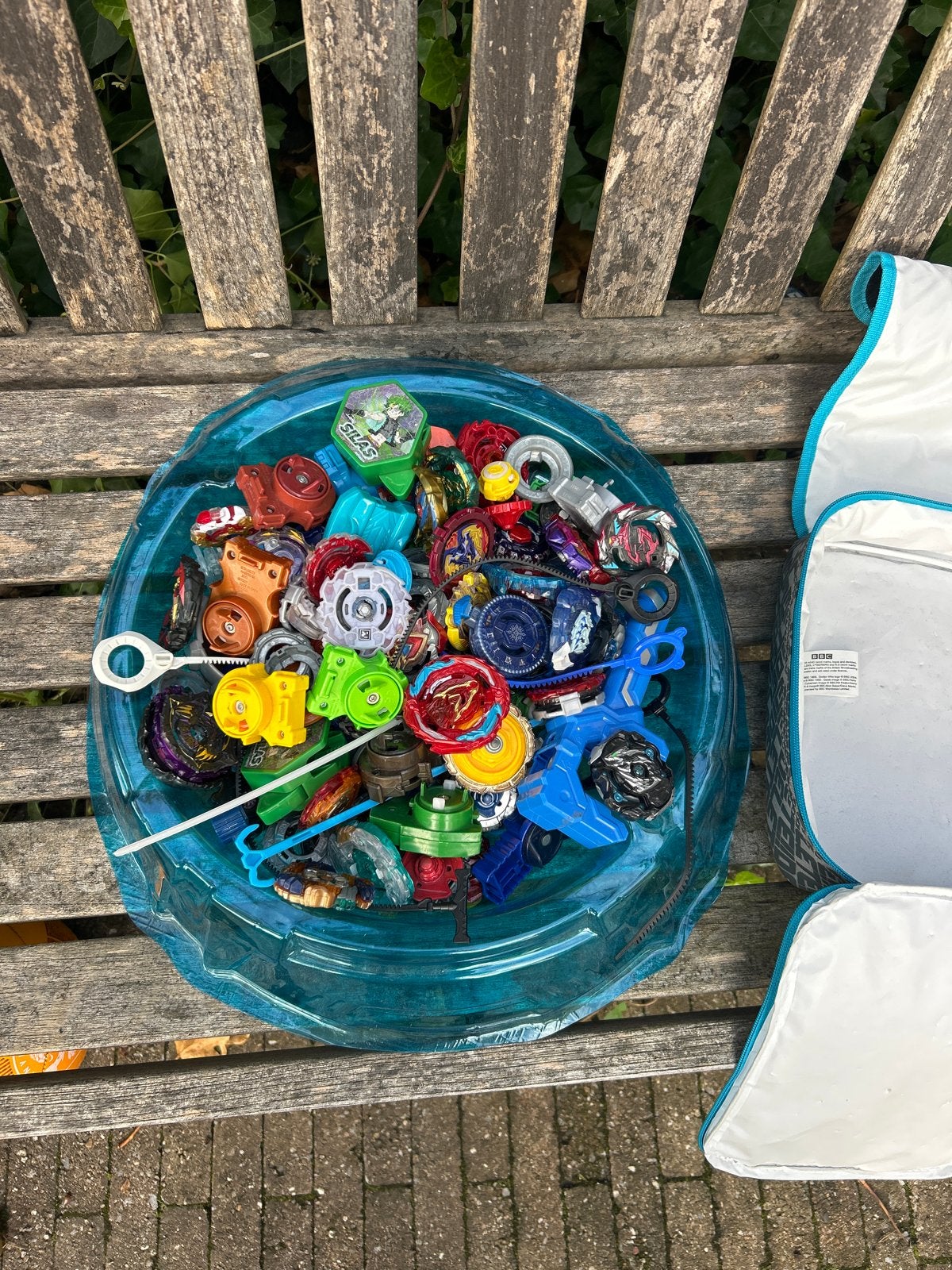 Grote collectie Beyblades met arena en tas, Ophalen, Gebruikt, Jongen of Meisje