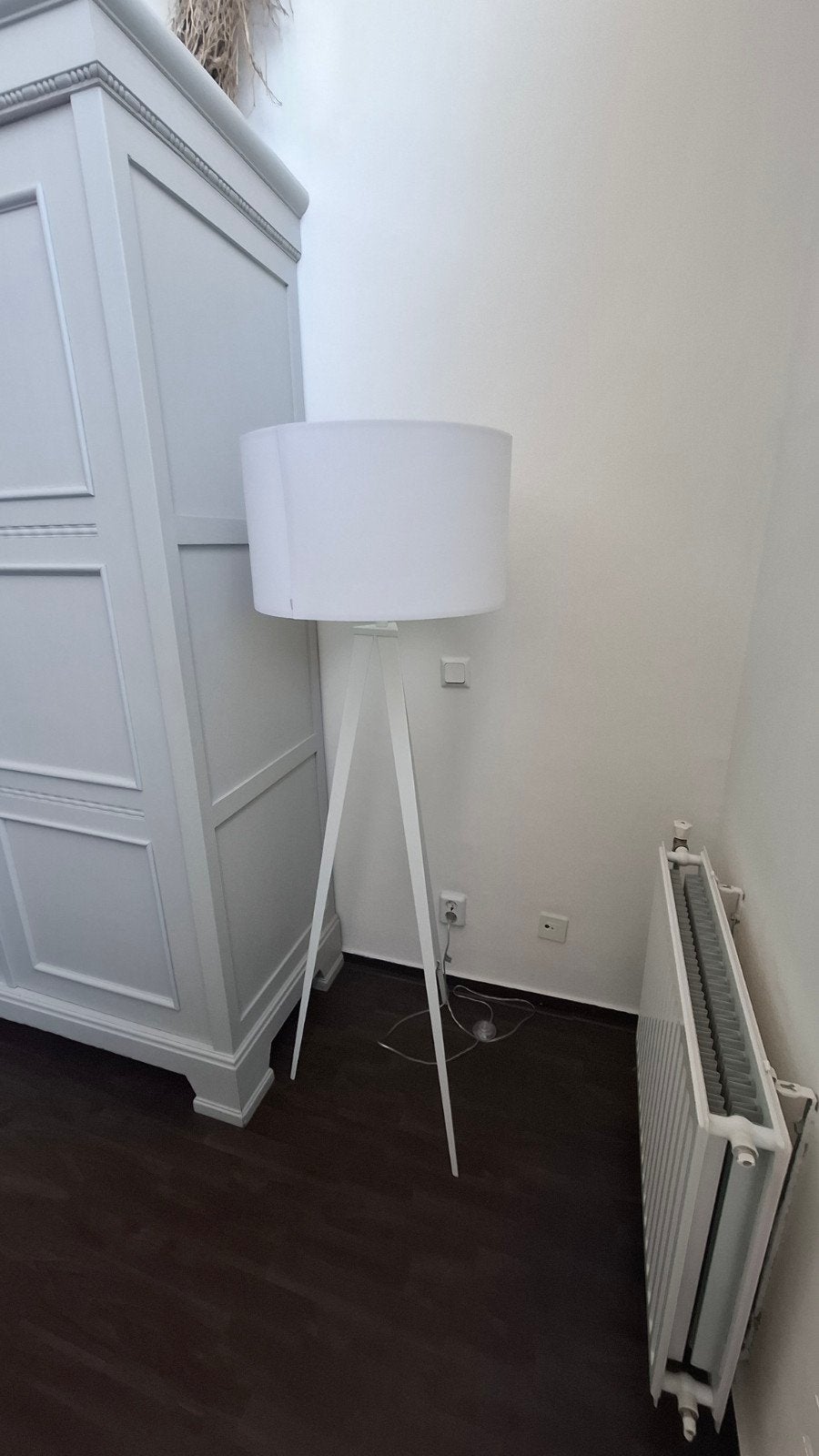 Zuiver staande driepoot lamp - spierwit en zo goed als nieuw, Ophalen, Modern, Scandinavisch, 100 tot 150 cm, Zo goed als nieuw