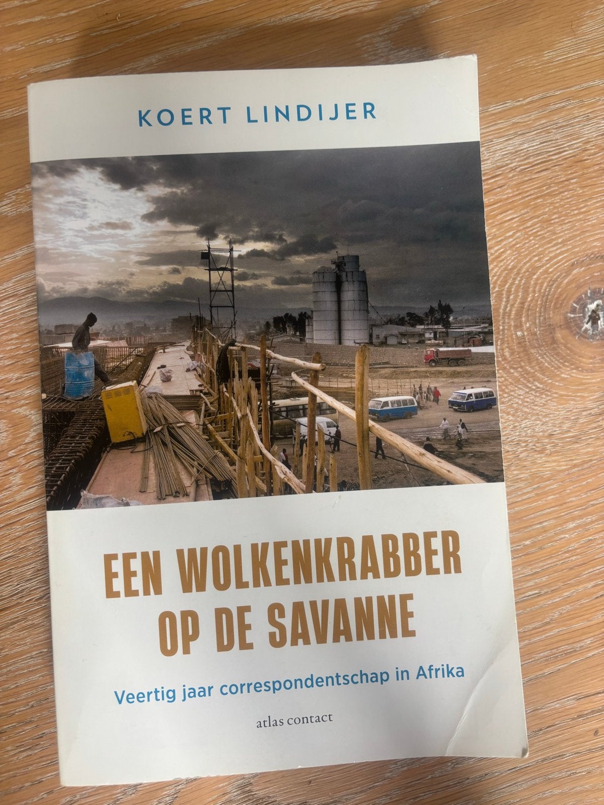 Een Wolkenkrabber op de Savanne - Koert Lindijer, Ophalen of Verzenden, Gelezen, Politiek