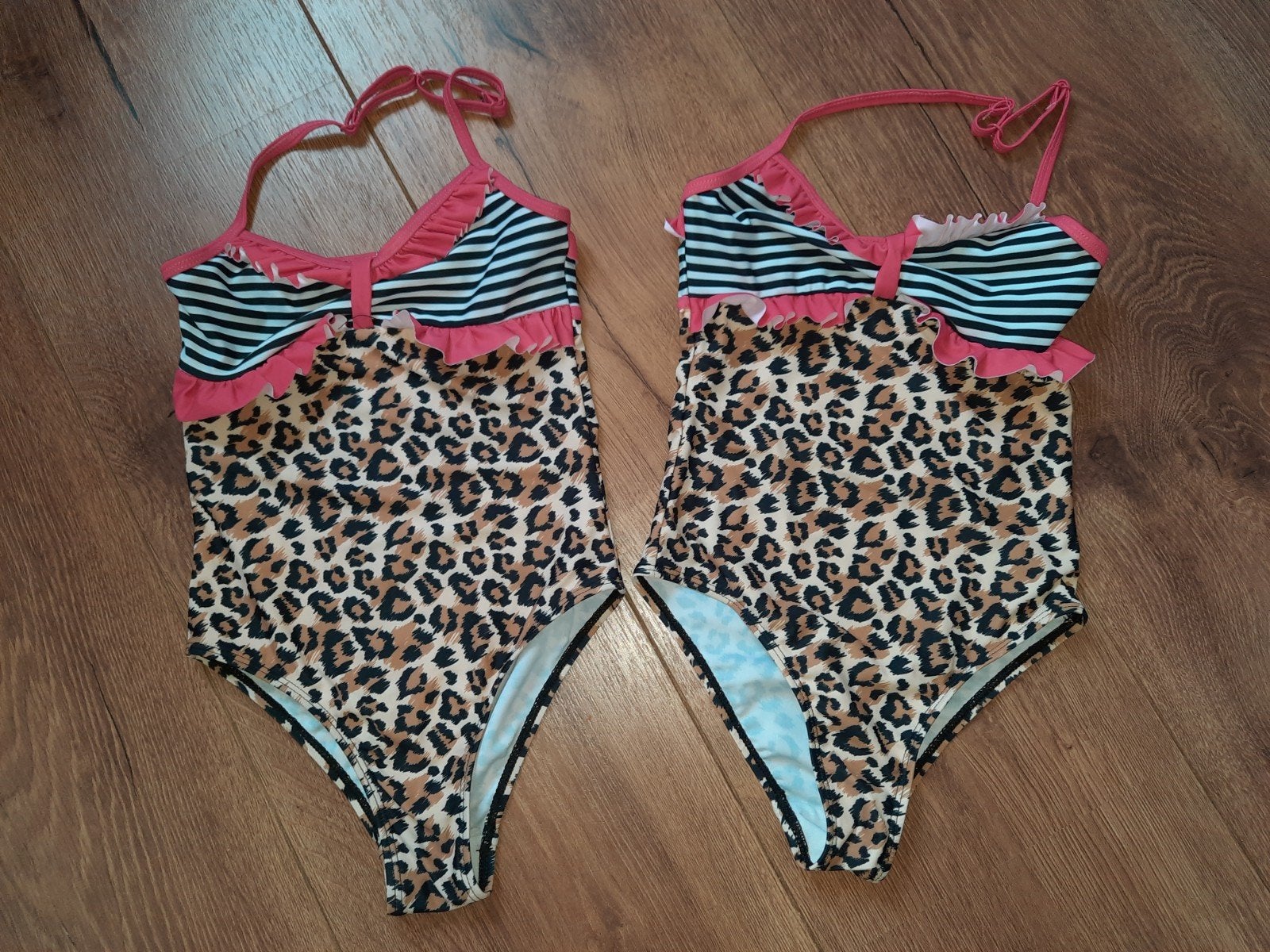 Tweeling meisjes zwempakjes maat 128, Kinderen en Baby's, Tweelingen en Meerlingen, Ophalen of Verzenden, Gebruikt, Kleding