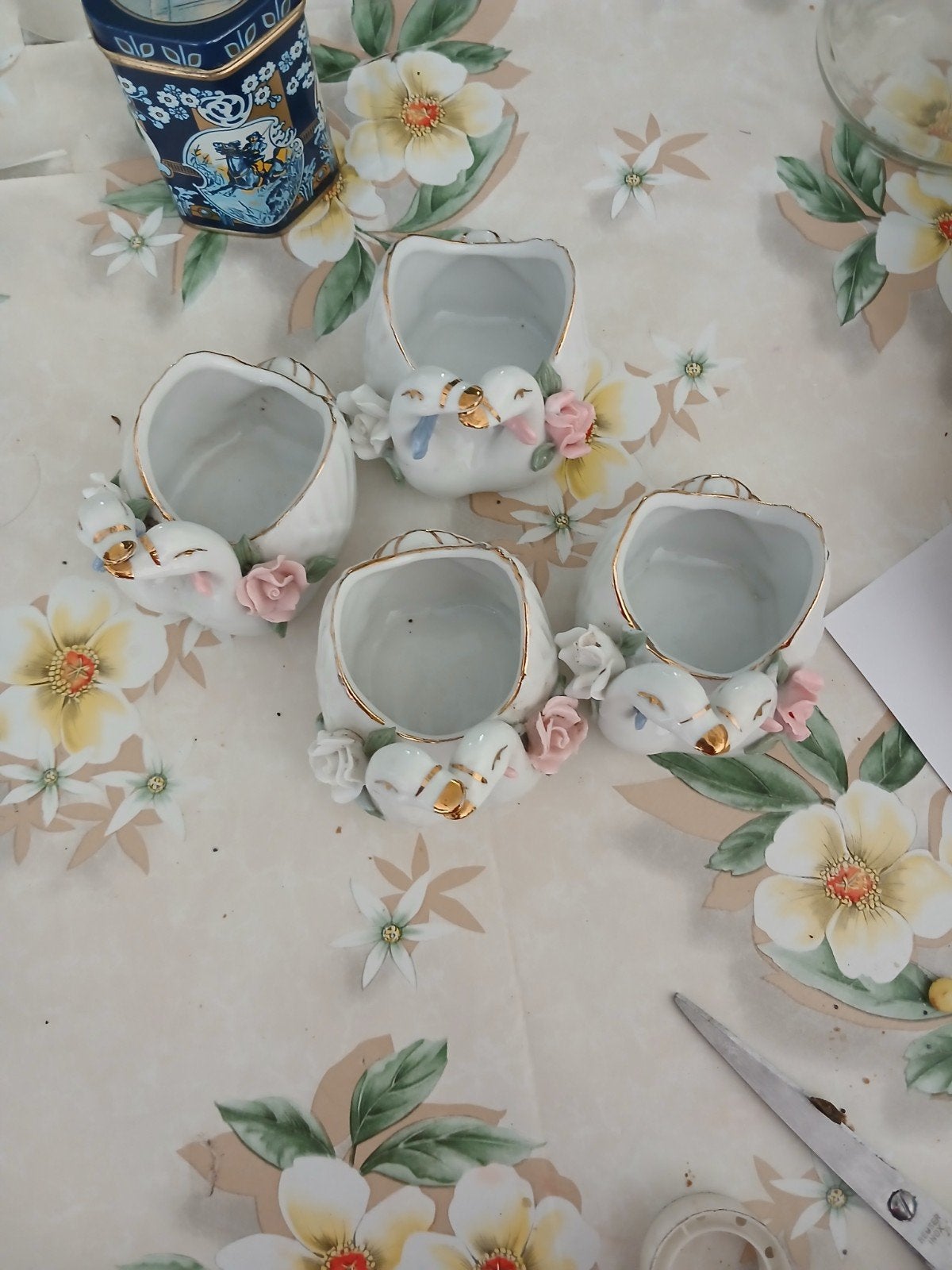 Set van 4 porseleinen zwanenbeeldjes met bloemen, Ophalen of Verzenden