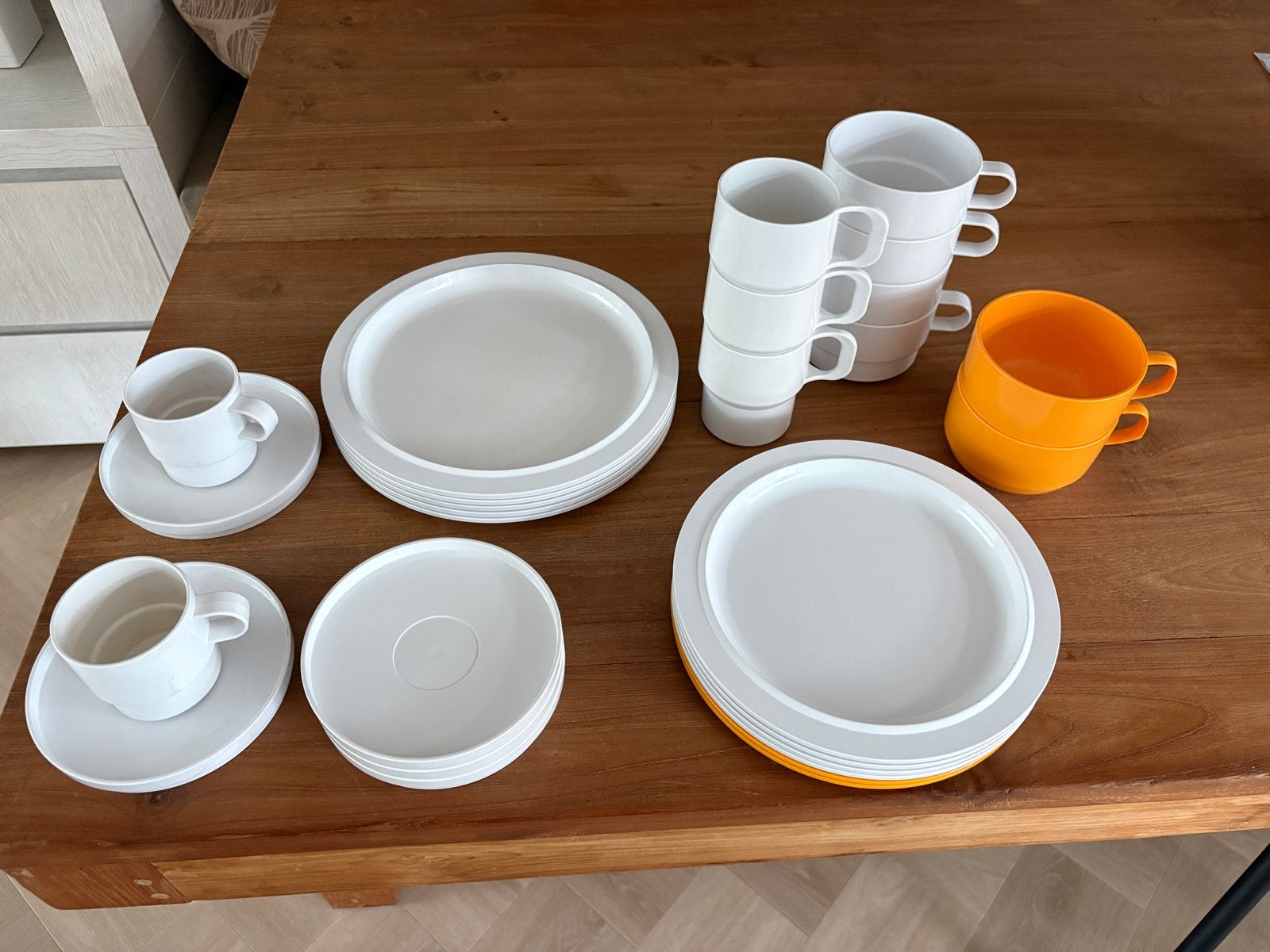 Mepal camping servies wit/geel - Compleet set, Caravans en Kamperen, Ophalen, Gebruikt