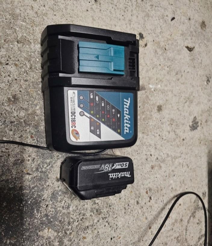 Makita accu 5.0Ah 18V met lader DC18RC, Ophalen of Verzenden, Gebruikt