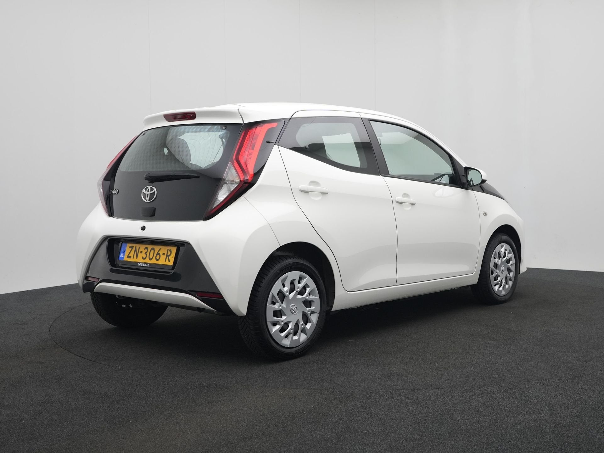Toyota Aygo 1.0 VVT-i x-play | NL Auto | Dealer Onderhouden, Voorwielaandrijving, Stof, Gebruikt, Euro 6