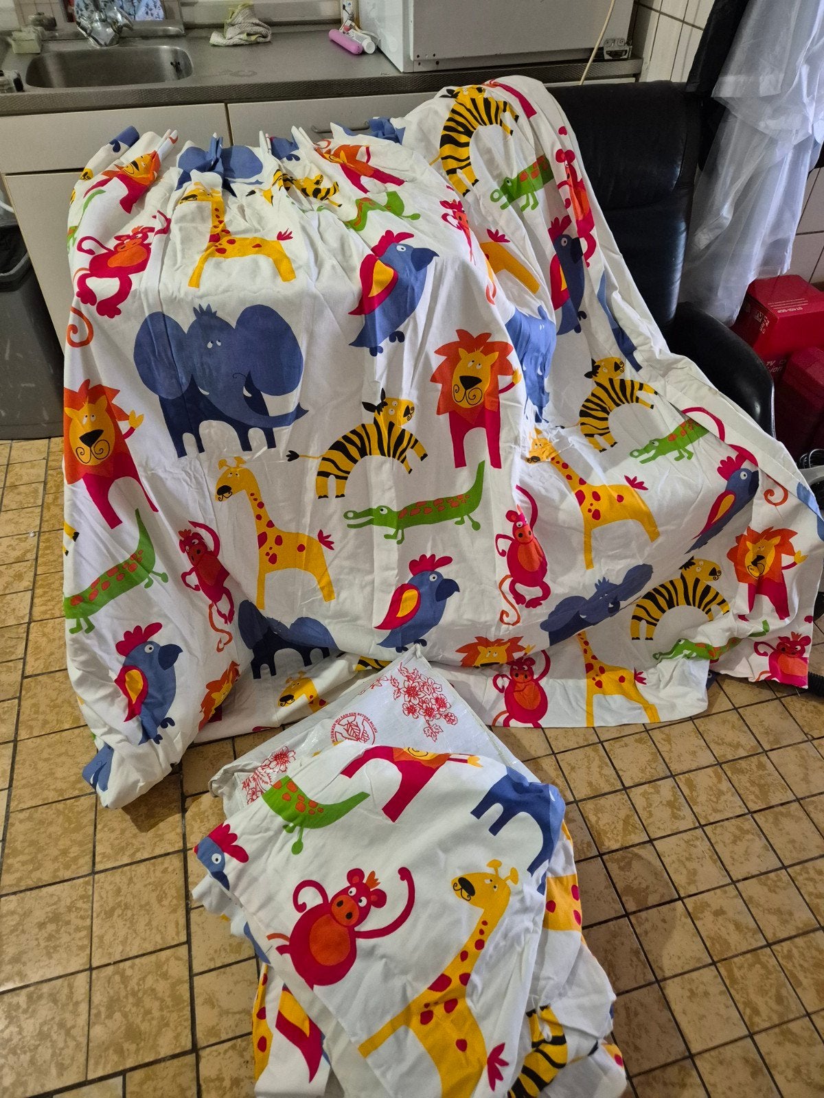 Vrolijke kindergordijnen met dierenprint, Huis en Inrichting, Gebruikt, Geel, Ophalen of Verzenden, Gordijn
