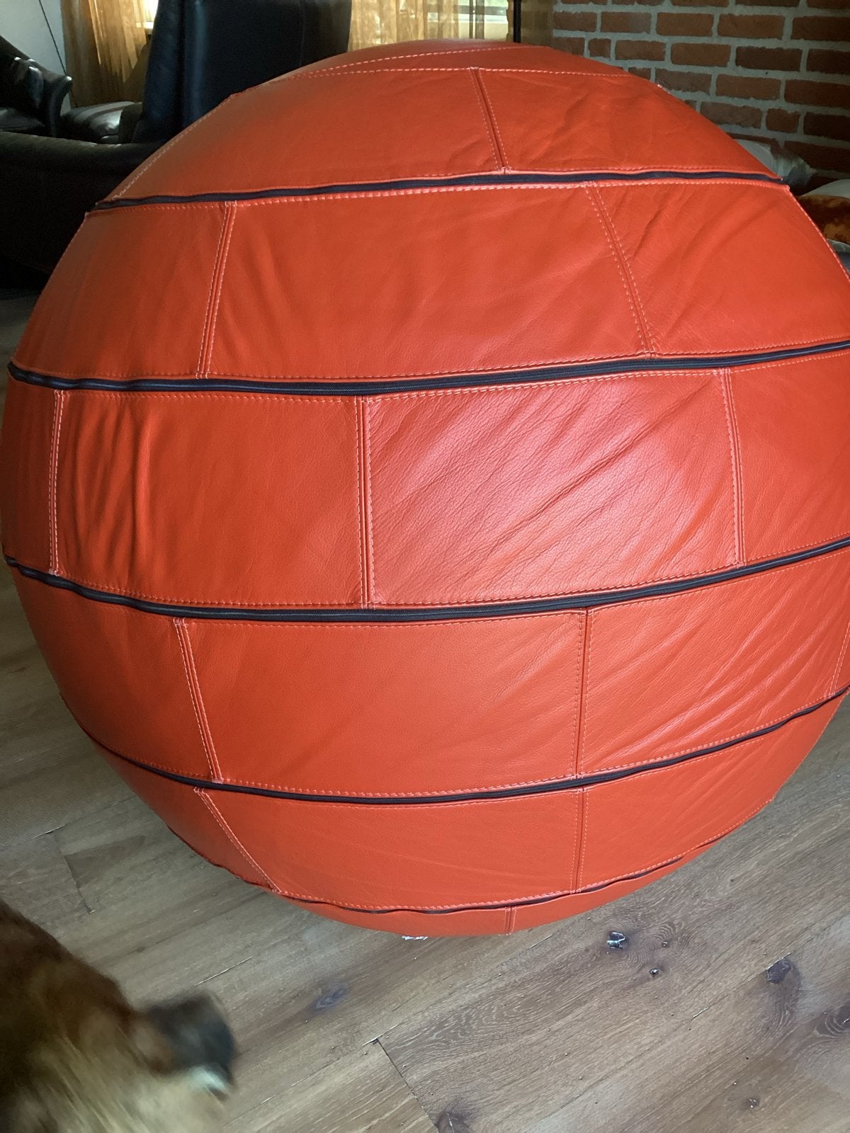 Leolux basketbal poef / hocker, Huis en Inrichting, Banken | Voetenbanken en Poefen, Rond, Leer, Ophalen of Verzenden, Zo goed als nieuw