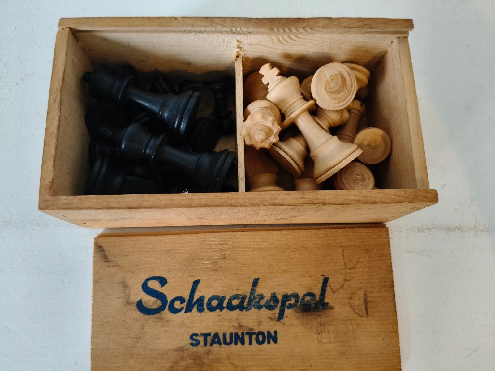 Vintage Staunton Schaakspel in houten kistje, Een of twee spelers, Ophalen of Verzenden, Gebruikt, Staunton