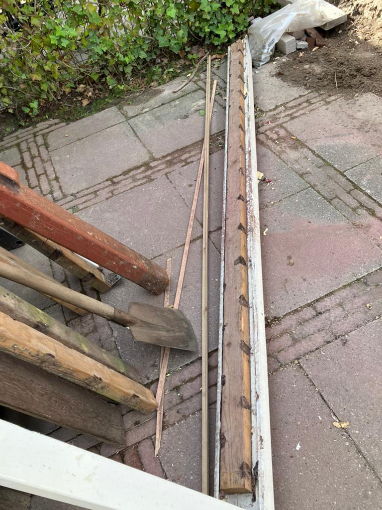 Gratis op te halen: Kozijn hout voor poortdeur en schutting, Ophalen, Gebruikt, Hardhout, 250 cm of meer