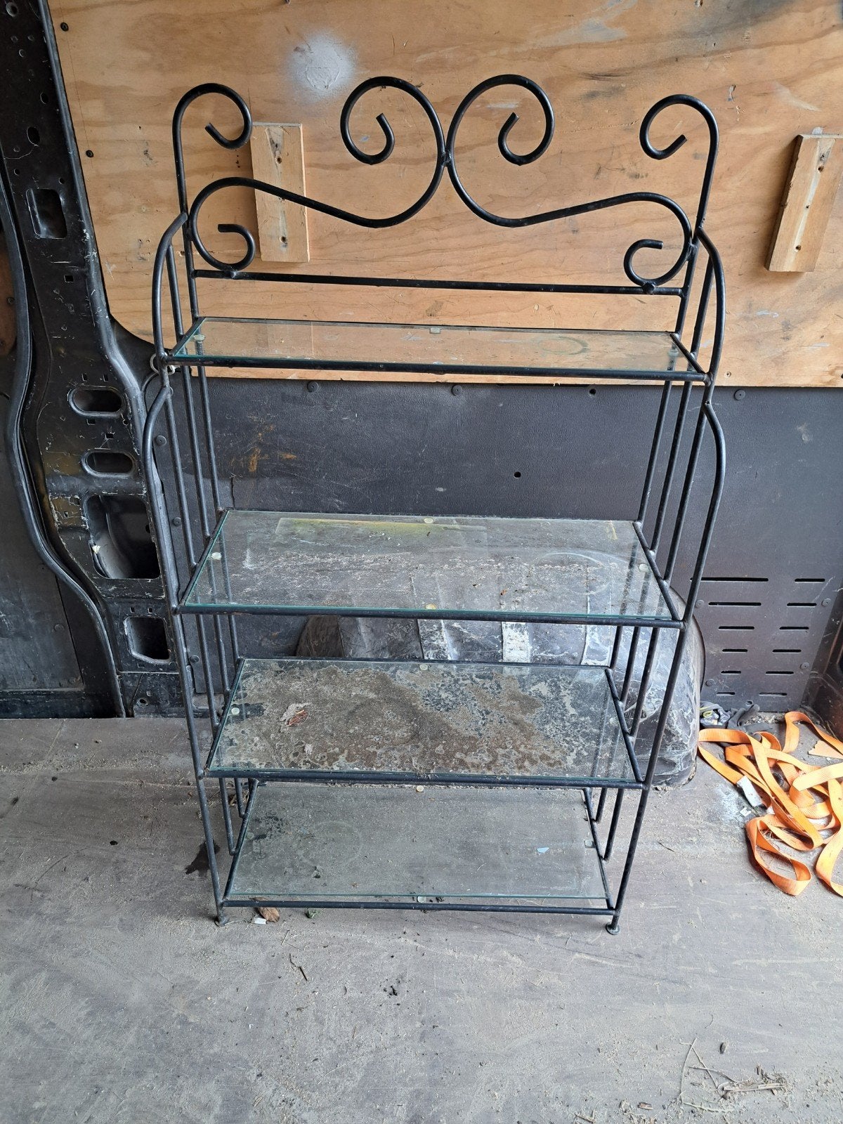 Decoratief metalen rek met glazen planken, Ophalen