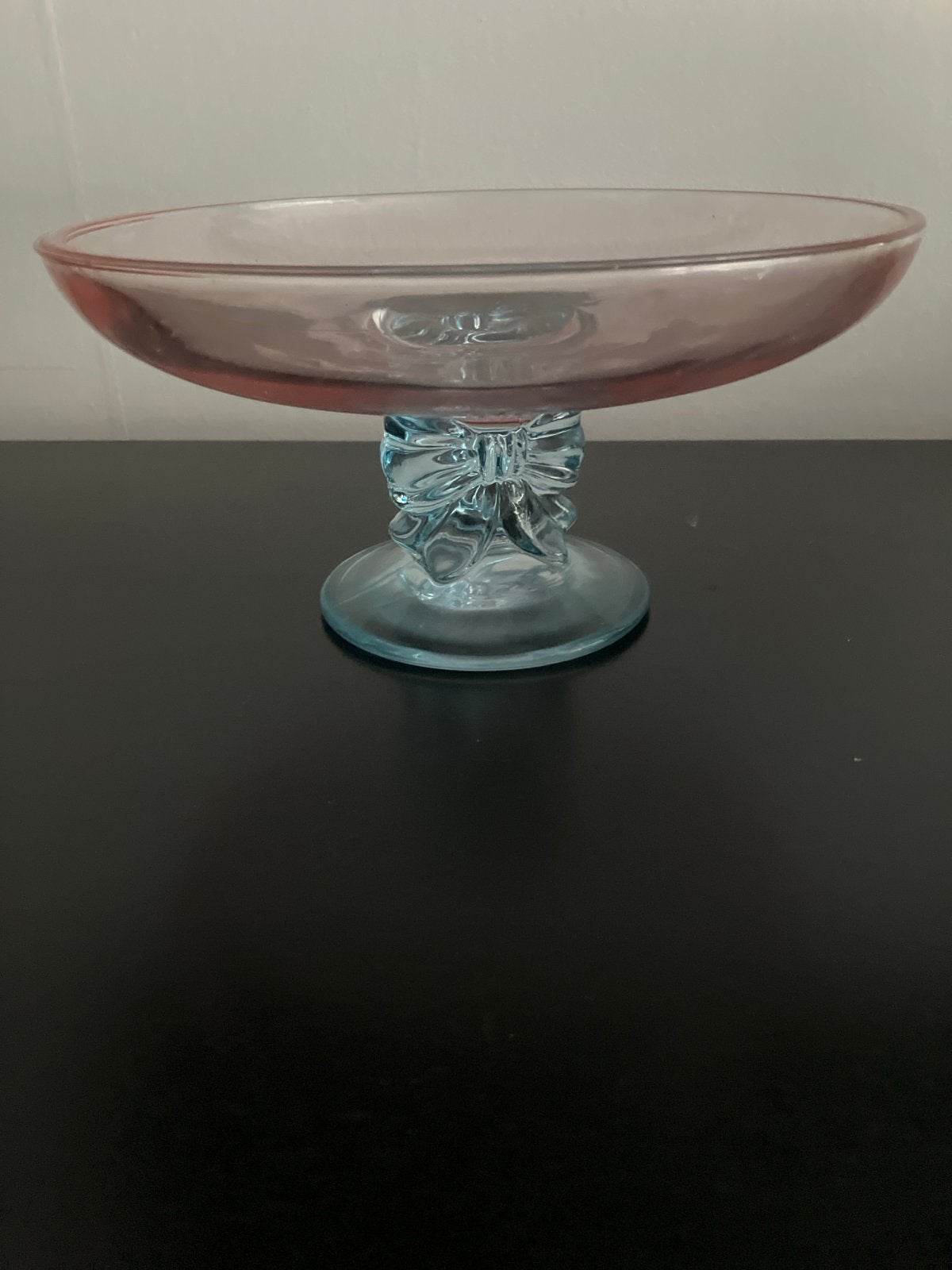 Glazen schaal op voet met strikdecoratie - 24x15 cm, Antiek en Kunst, Ophalen of Verzenden