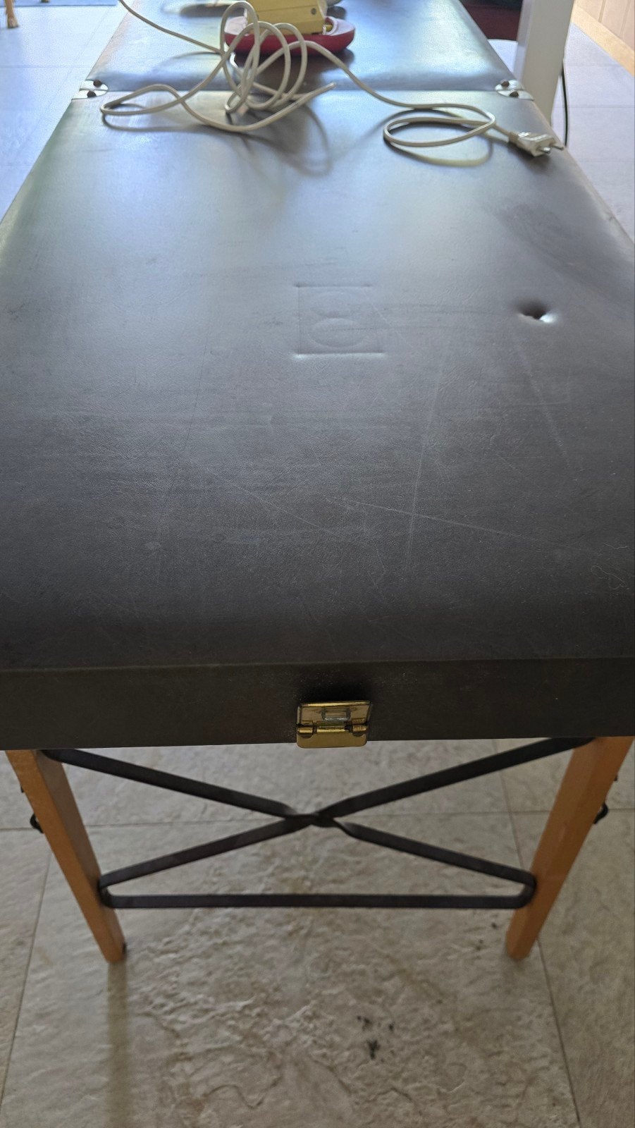 Koffer model, inklapbaar, massage tafel met apparatuur