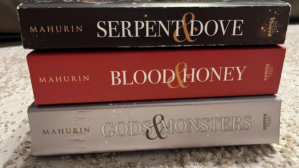 Moet weg!! Serpent & Dove Trilogie – Shelby Mahurin, Ophalen of Verzenden, Nieuw