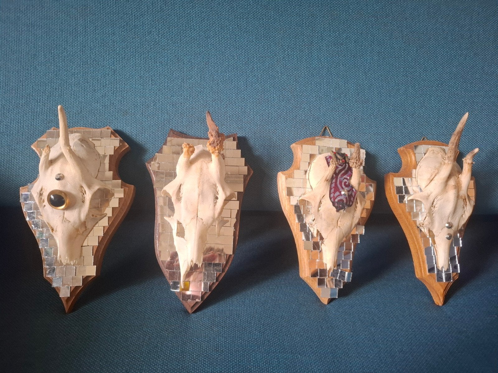 Set van 4 unieke hertenkopjes op houten schildjes, Ophalen of Verzenden, Gebruikt