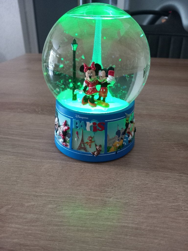 Disneyland parijs snow globe met licht, Ophalen of Verzenden, Mickey Mouse, Zo goed als nieuw, Beeldje of Figuurtje