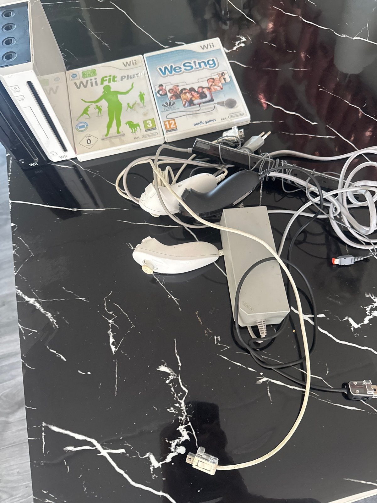 2 Nintendo Wii consoles (zwart & wit) met 2 games en nunchuc, Spelcomputers en Games, Ophalen of Verzenden, Gebruikt, Zonder controller