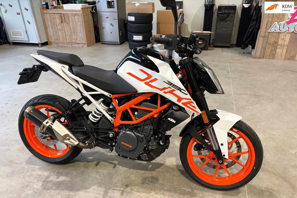 KTM 390 Duke ABS in nieuwstaat, Achterbroek 11
596 MP  Milsbeek, NL, KTM, Bedrijf, 373 cc