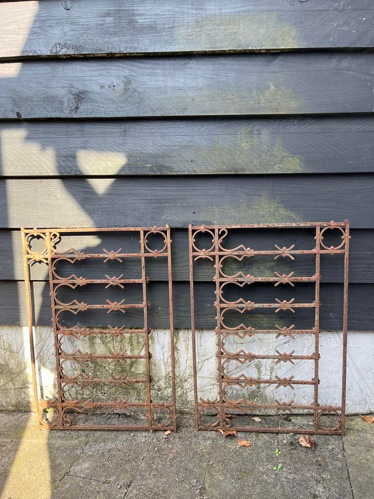 Decoratieve gietijzeren rekjes, Ophalen