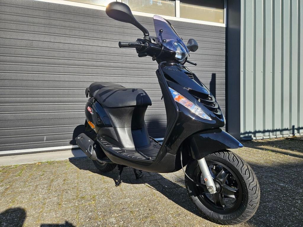 PIAGGIO ZIP 50 2-TAKT BROM BJ 2025 ZWART 7671 KM TOPSTAAT, Fietsen en Brommers, Scooters | Piaggio, Onbekend, Ophalen of Verzenden