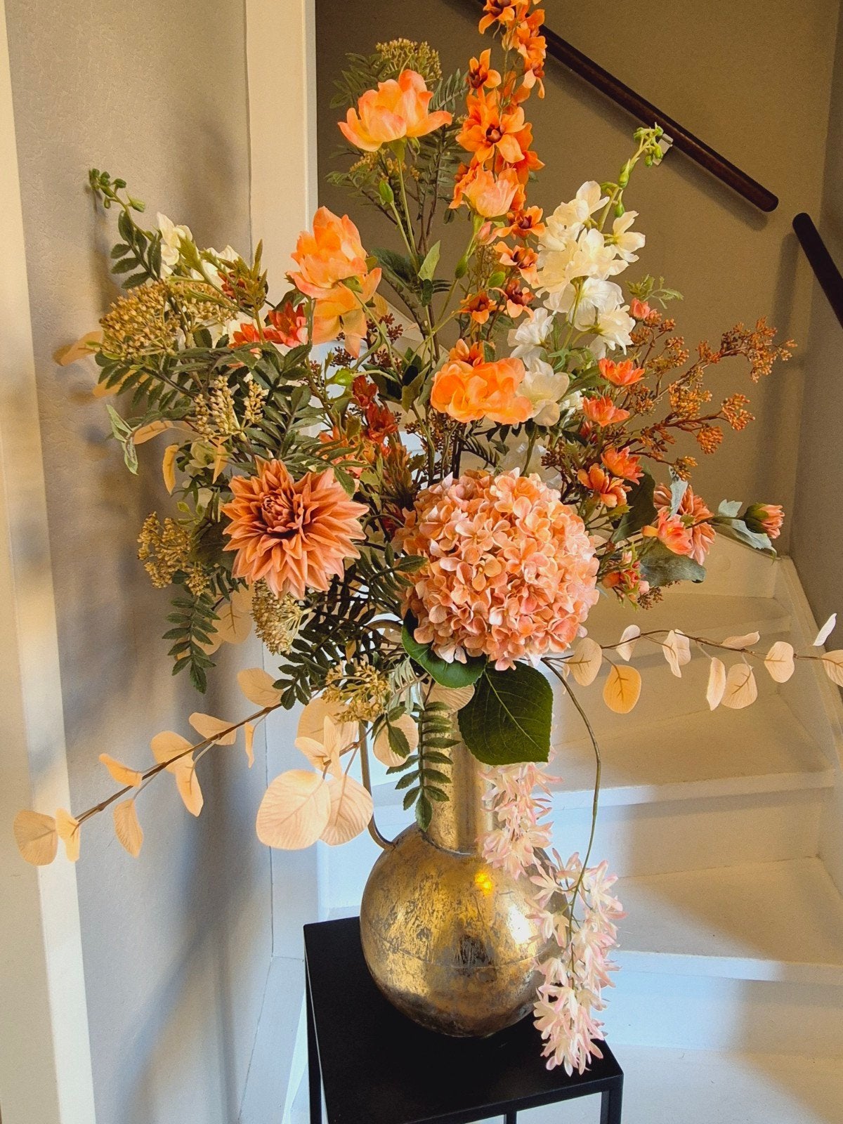 Metalen gouden vaas met zalm oranje tint boeket, Ophalen, Binnen, 102 cm, Handgemaakt
