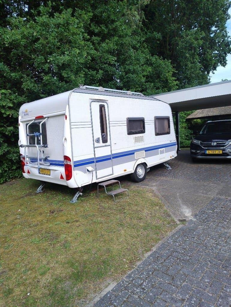 Caravan Hobby de luxe 2007, Caravans en Kamperen, Caravans, Particulier, tot en met 4, 1000 - 1250 kg, Treinzit, Hobby, Vast bed