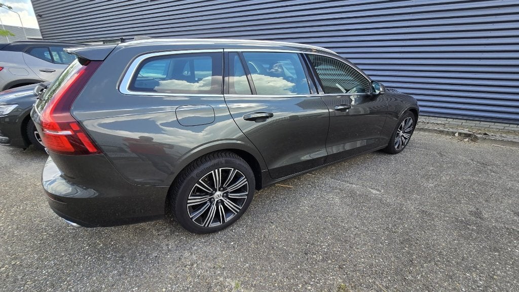 Volvo V60 B4 197pk Geartronic Mild Hybrid 2022 Grijs, Auto's, Volvo, Lichtsensor, 1800 kg, Zwart, 4 cilinders
