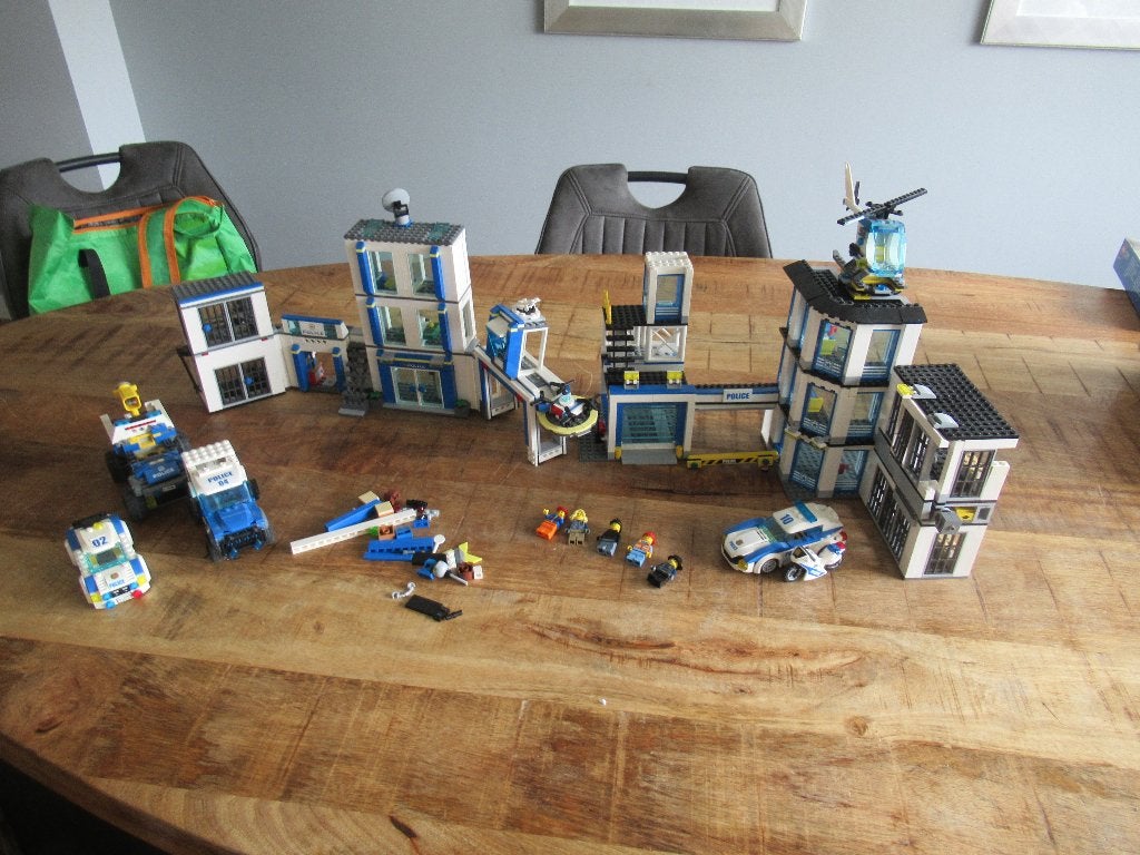 2x Super uitgebreide Lego politiebureau sets 60141 + 60246, City, Lego, Ophalen of Verzenden, Zo goed als nieuw